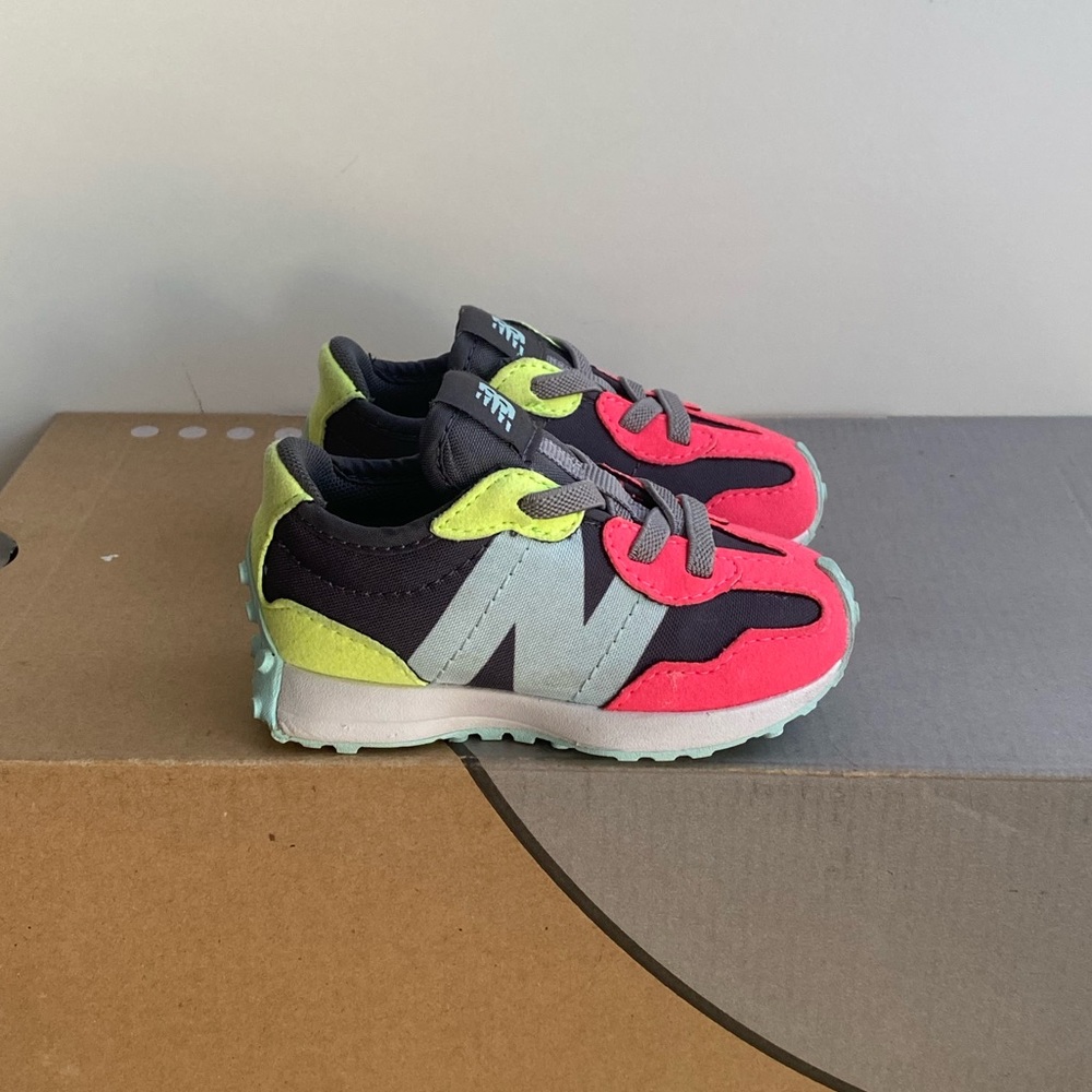 New Balance 327 Toddler Sneakers - SZ 4 C - Picture 2 of 16